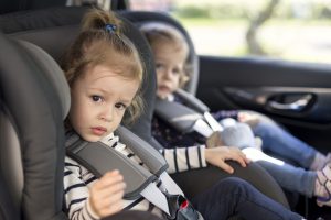 enfants en voiture