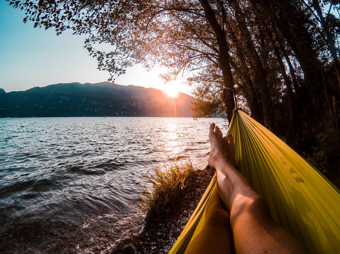 détente au bord du lac