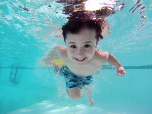occuper les enfants enfant à la piscine