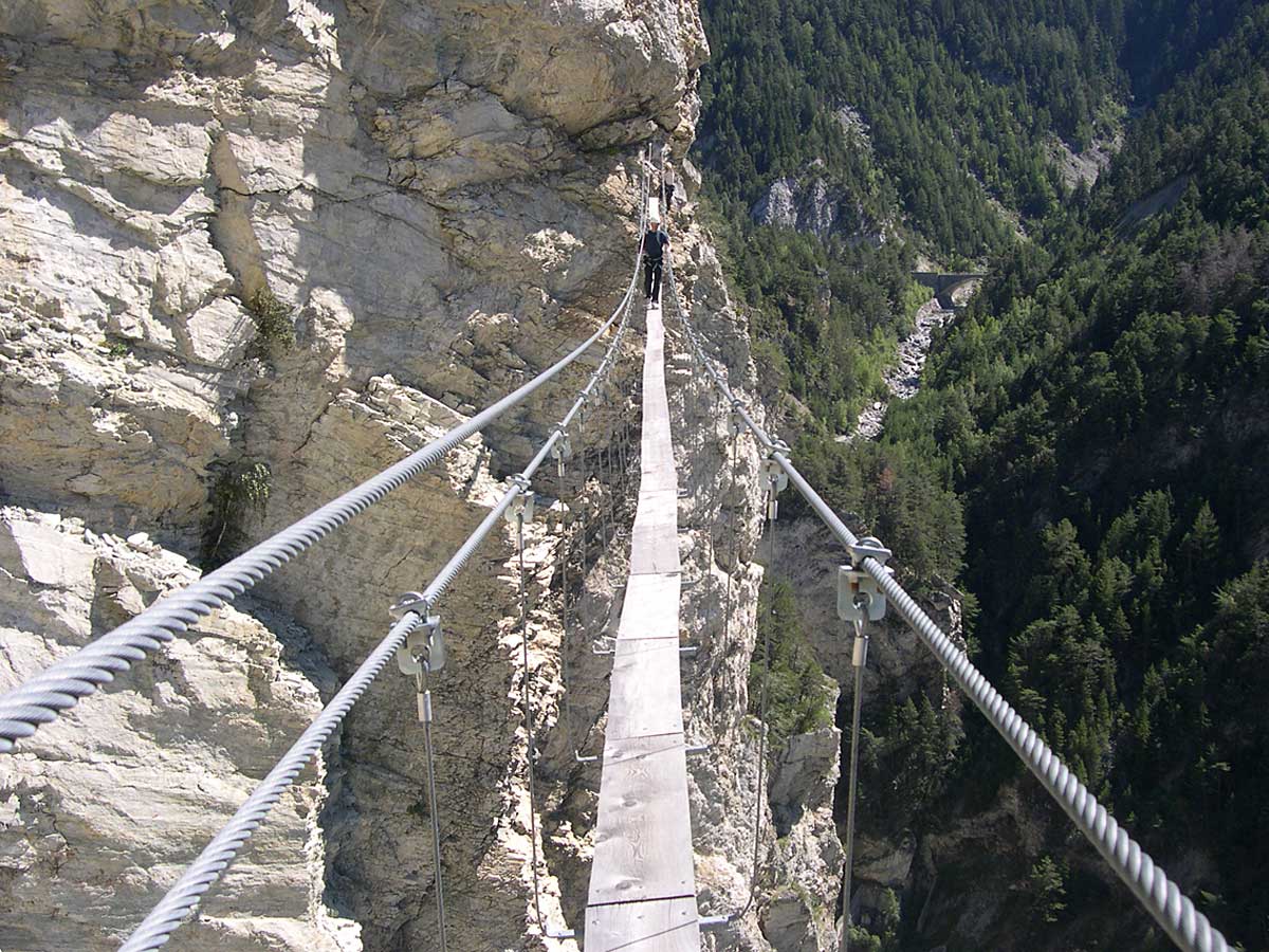 plus longue passerelle de via ferrata au monde plus belle via ferrata de savoie