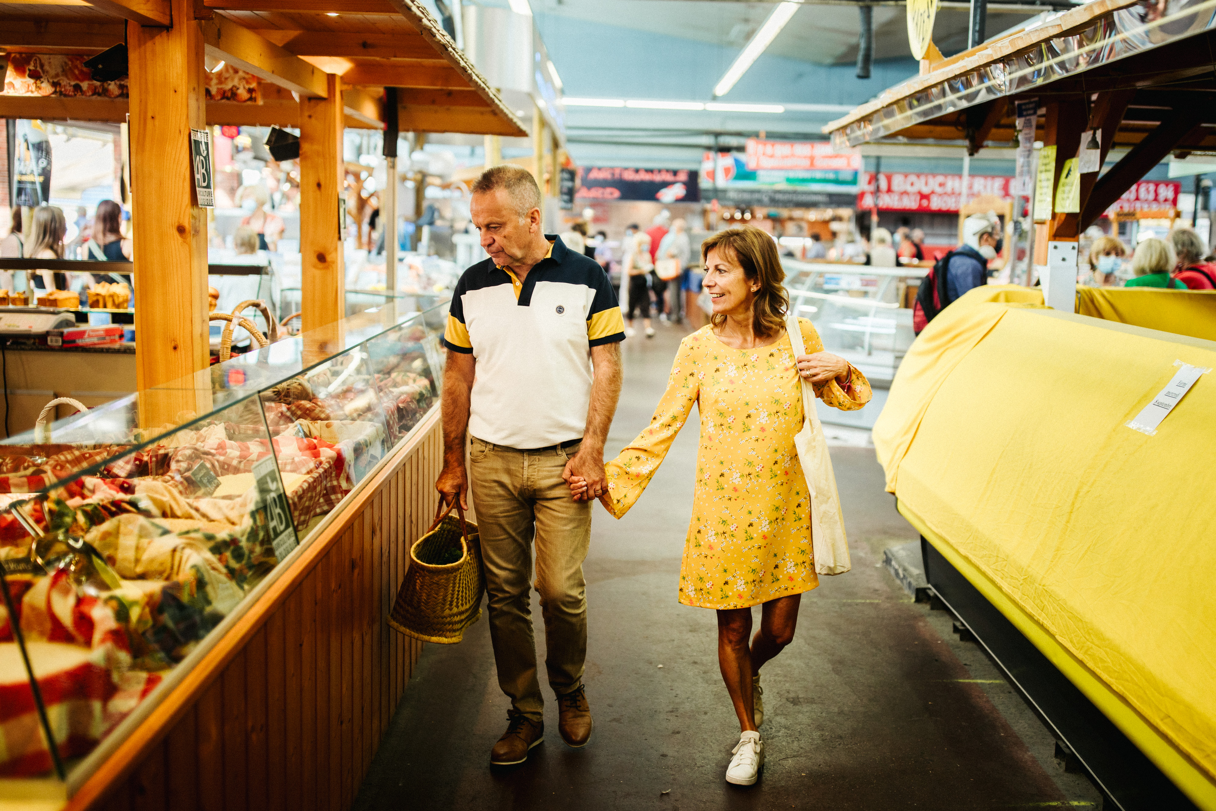 Deux amoureux faisant le marché à Aix les Bains Riviera des Alpes, sous les halles couvertes de la Place Clémenceau